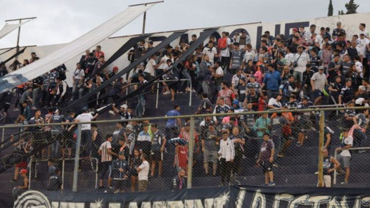 Sobreseyeron a cuatro barrabravas de la Lepra por los incidentes en el partido ante Atlanta