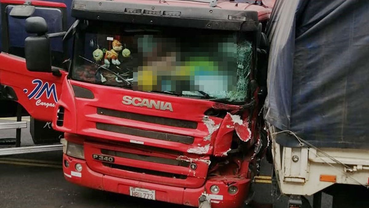 Uno de los camiones que chocó en Guardia Vieja. Uno de los camiones que chocó en Guardia Vieja.