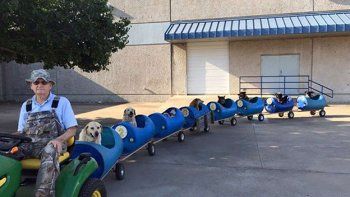 El hombre que construyó un tren para pasear a sus perros
