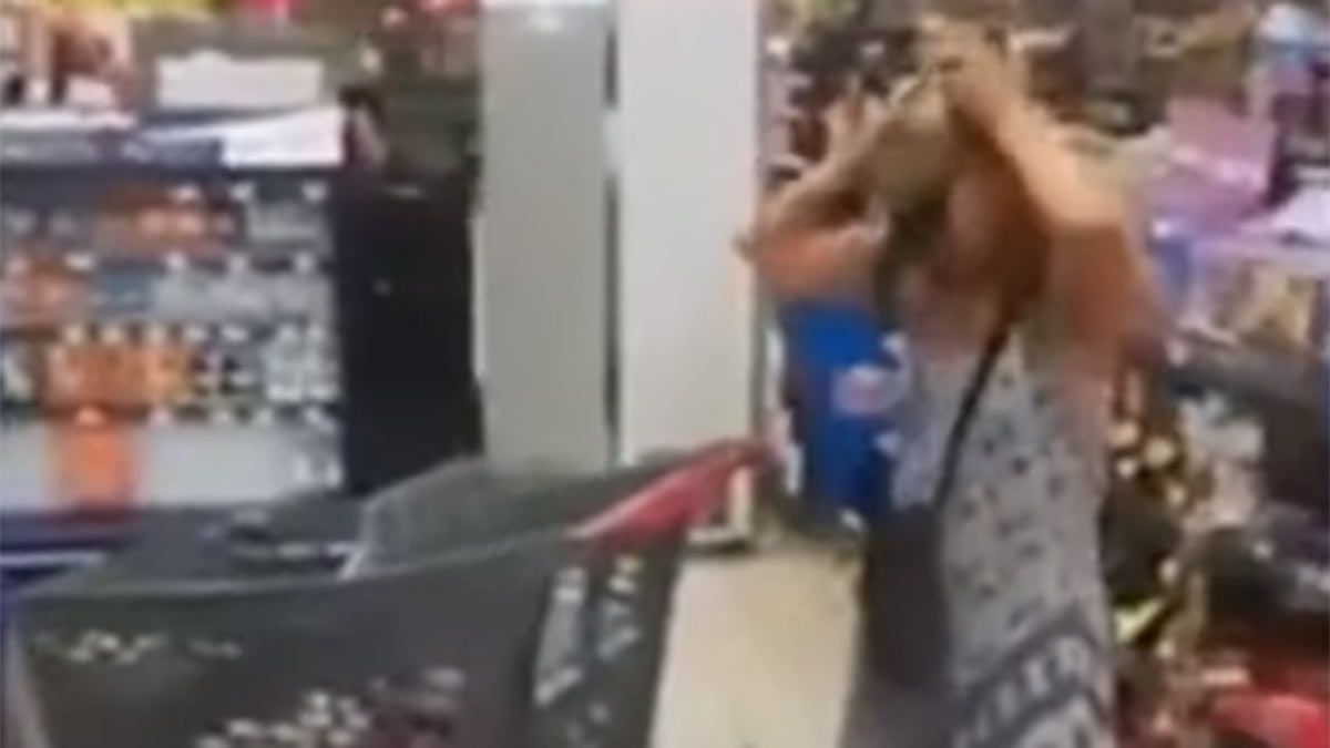 La señora usó su tanga como barbijo en el supermercado.