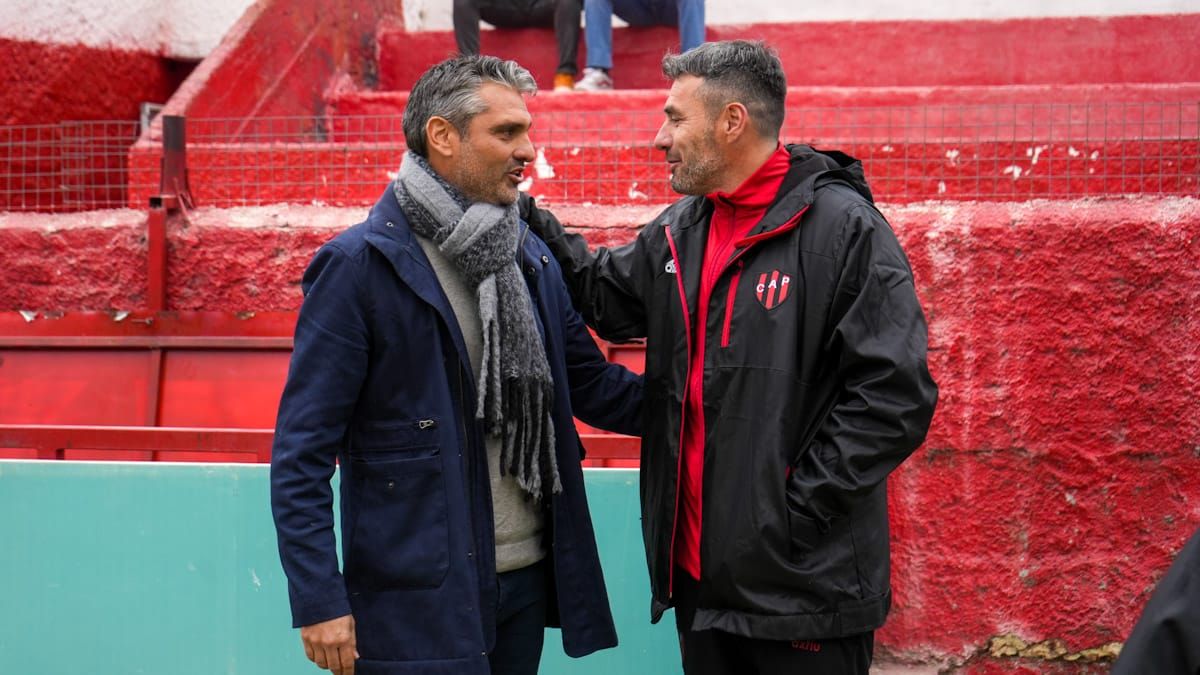 Diego Pozo, en su vuelta a Mendoza tras dirigir Gimnasia y Esgrima, saludando a Juan Manuel Sara. Diego Pozo, en su vuelta a Mendoza tras dirigir Gimnasia y Esgrima, saludando a Juan Manuel Sara. 