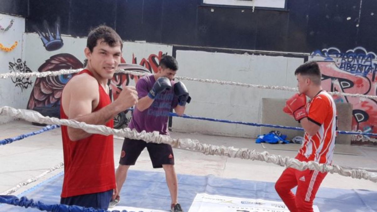 Dentro de las actividades lúdicas y culturales realizadas en los penales mendocinos con motivo de la Semana de los Estudiantes, en la Unidad 6 de Jóvenes Adultos estuvo de visita Juan Carrasco, el campeón latino ligero de la FIB.