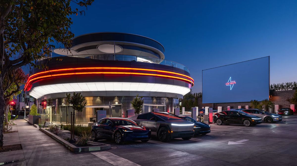 Como anuncia su sitio web en español, el restaurante del futuro, está ubicado en Hollywood, California. Tesla Diner es una estación de Supercarga, un clásico restaurante americano y una experiencia de autocine, todo en uno. Crédito: www.tesla.com