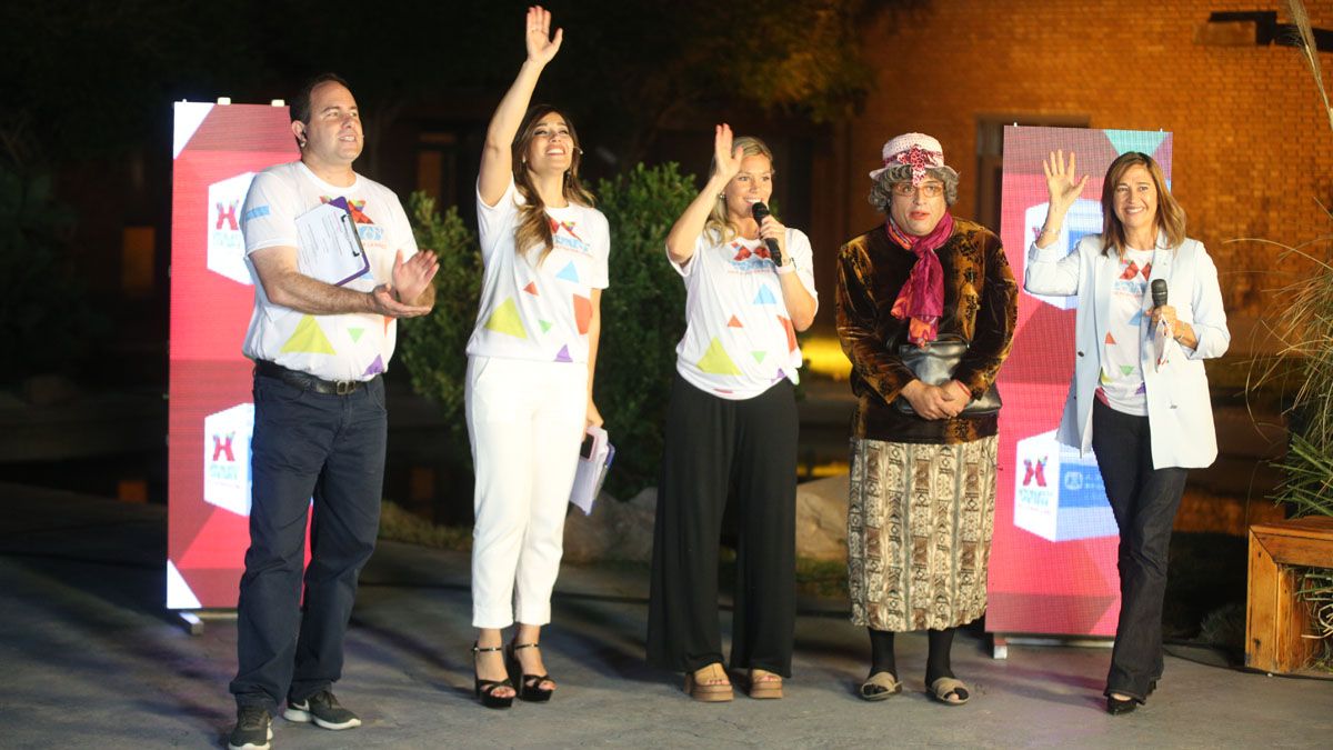 El cierre de la DONATON, con los conductores Julián Chabert y Gisela Campos; la directora de la Fundación Grupo América, Barbarita Vila, el personaje más famoso de Rodrigo Galdeano, Doña Presbicia y la directora de la Fundación Aldeas Infantiles SOS, Andrea Perinetti.&nbsp;