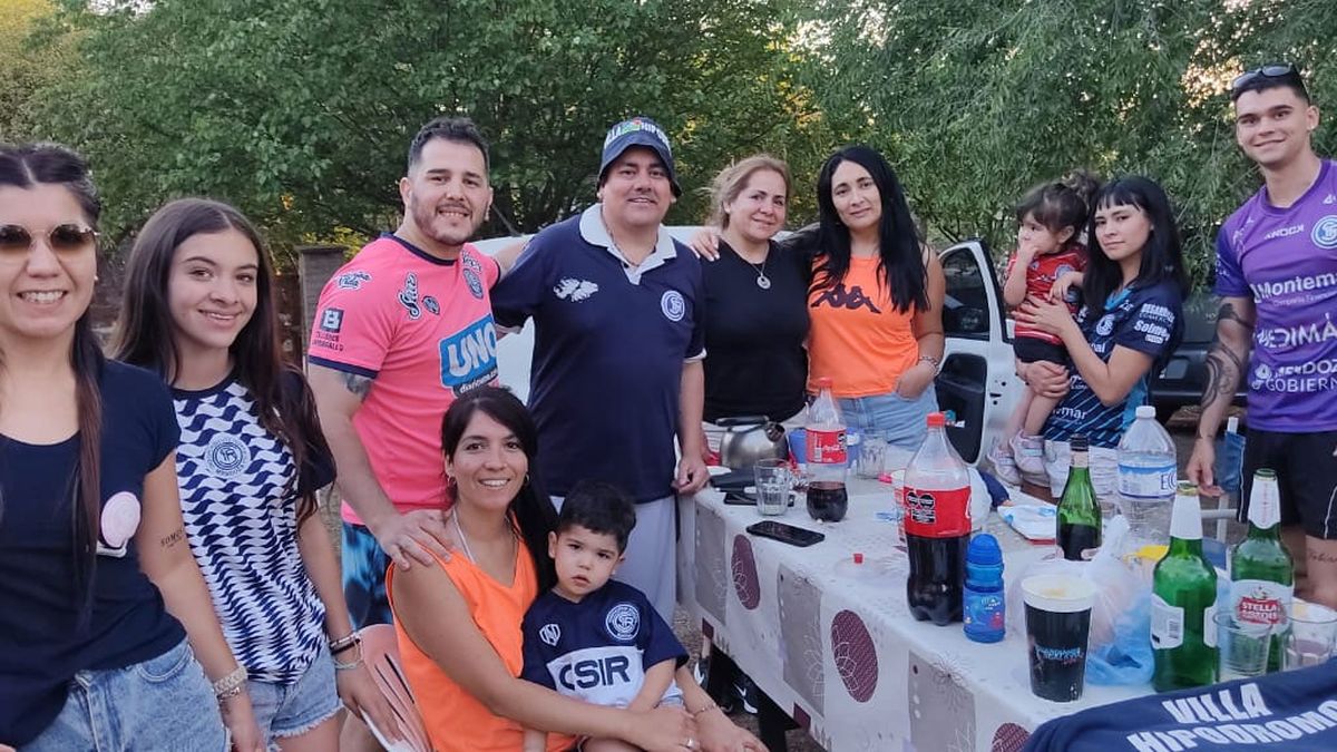 Los hinchas de la Lepra están copando Córdoba y se harán sentir en la final de Independiente Rivadavia ante Almirante Brown. Foto: Nicolás Ríos (Diario UNO).
