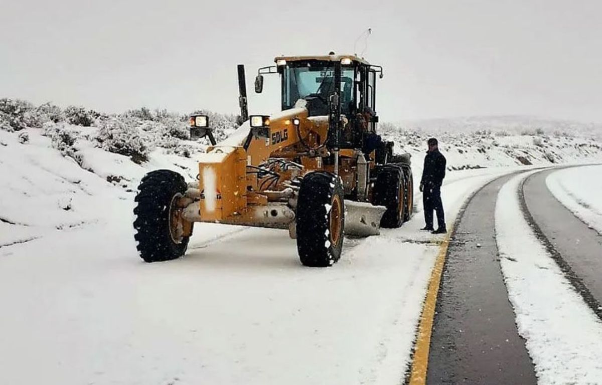 Julio Cobos mostró el trabajo de una máquina de Vialidad Nacional. Julio Cobos mostró el trabajo de una máquina de Vialidad Nacional.