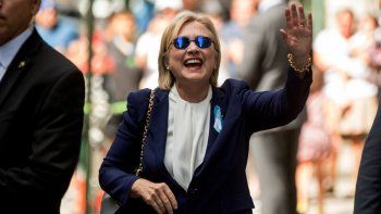 Hillary suspendió su campaña y promete informar sobre su salud