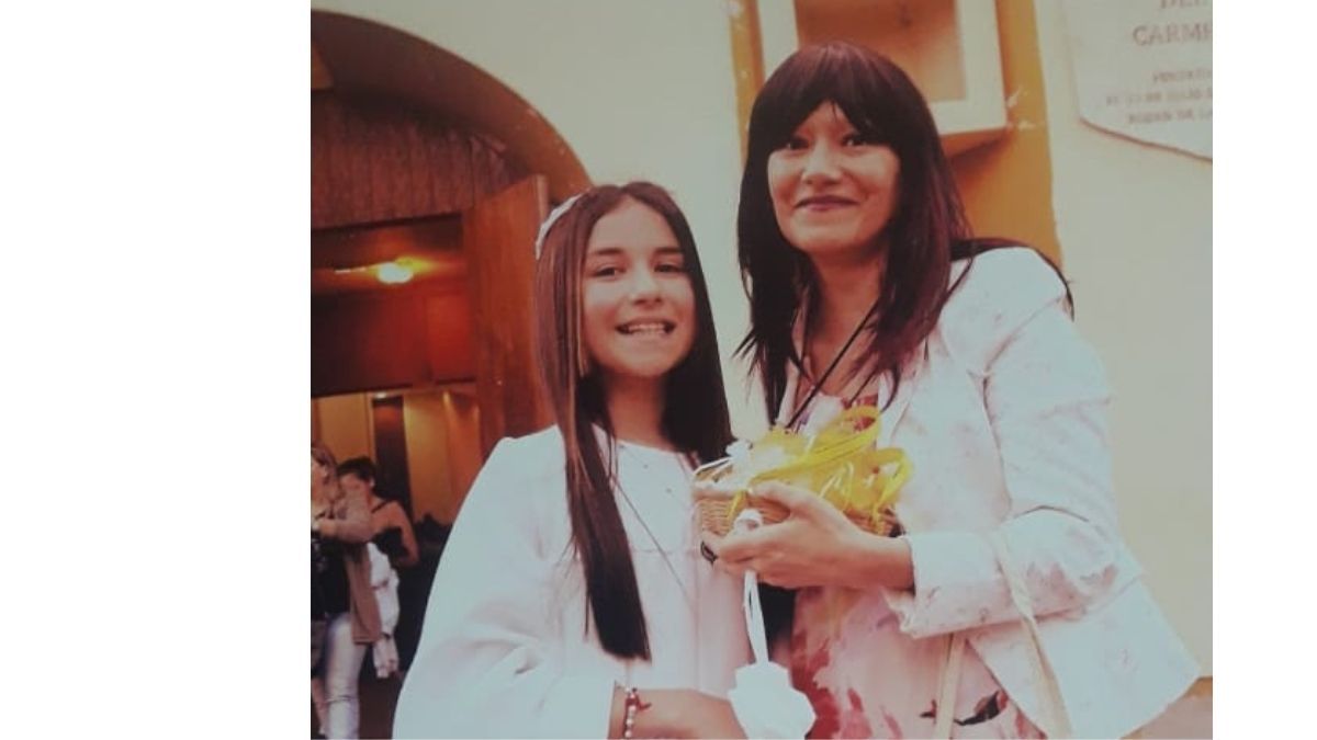 Florencia y su mamá, Cristina, el día en el que la nena hizo su primera comunión