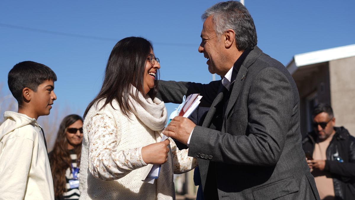 Alfredo Cornejo entrega la carpeta a la nueva propietaria de una vivienda en Tupungato.