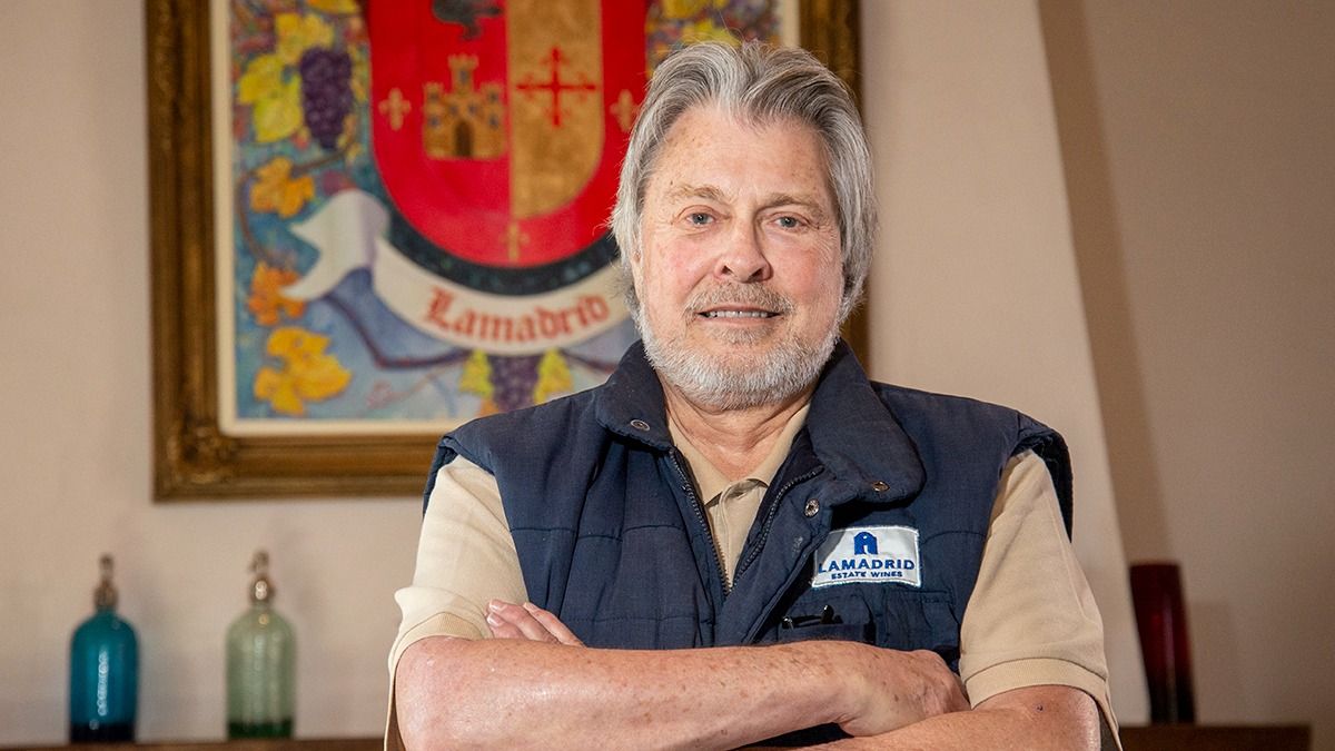 Guillermo García Lamadrid con el escudo de su familia materna detrás, en la bodega que bautizó en homenaje a su madre, Matilde Lamadrid