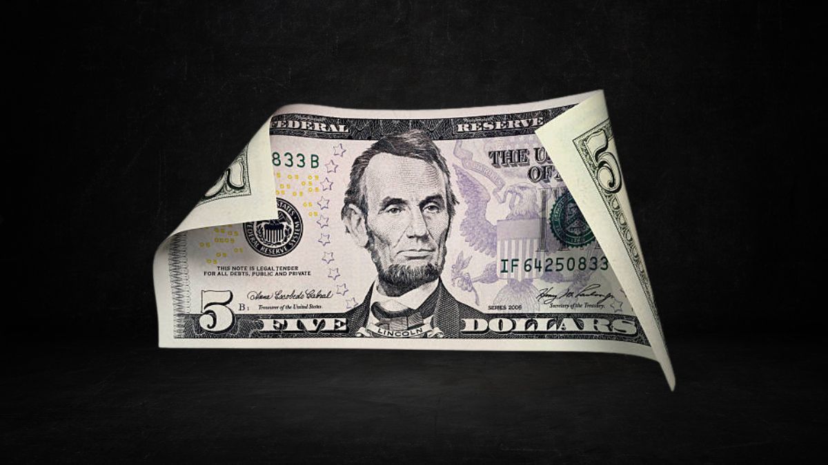 Un billete de 5 dólares con estas características es una pieza invaluable por aficionados a la numismática.&nbsp;