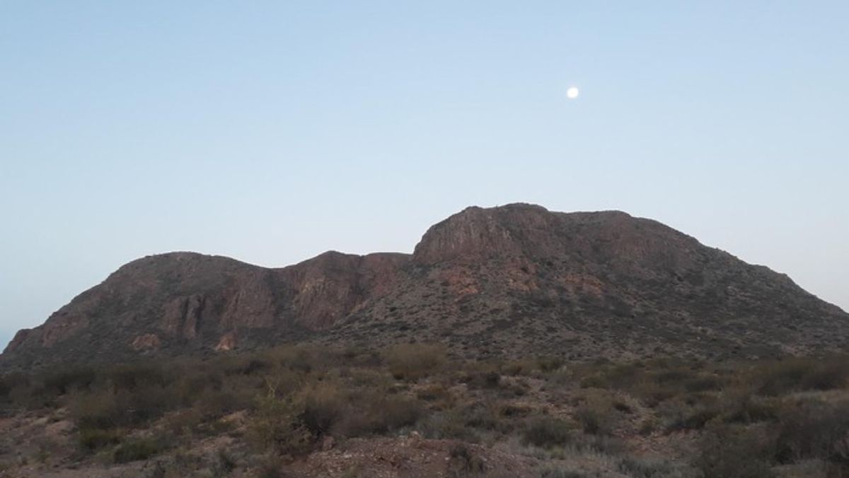 Detrás del cerro Bola, en la zona del puesto La Atómica, entre la Villa 25 de Mayo y San Rafael, fue hallado el cuerpo del infortunado cordobés. Detrás del cerro Bola, en la zona del puesto La Atómica, entre la Villa 25 de Mayo y San Rafael, fue hallado el cuerpo del infortunado cordobés.
