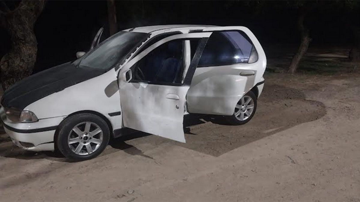 El Fiat Palio blanco que fue robado en Godoy Cruz y utilizado para un tiroteo. El Fiat Palio blanco que fue robado en Godoy Cruz y utilizado para un tiroteo.
