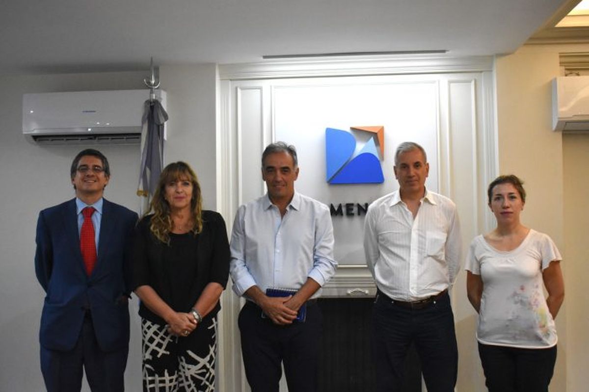 Patricia Giménez, presidenta de ProMendoza recibió a empresarios y al cónsul de Perú.