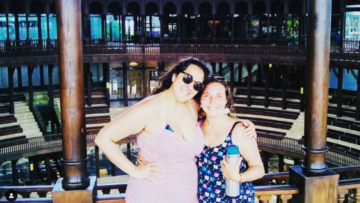 La actriz Yamila Atur y la directora Melody Moro, cuando presentaron la obra en el Líbano, donde fueron premiadas.