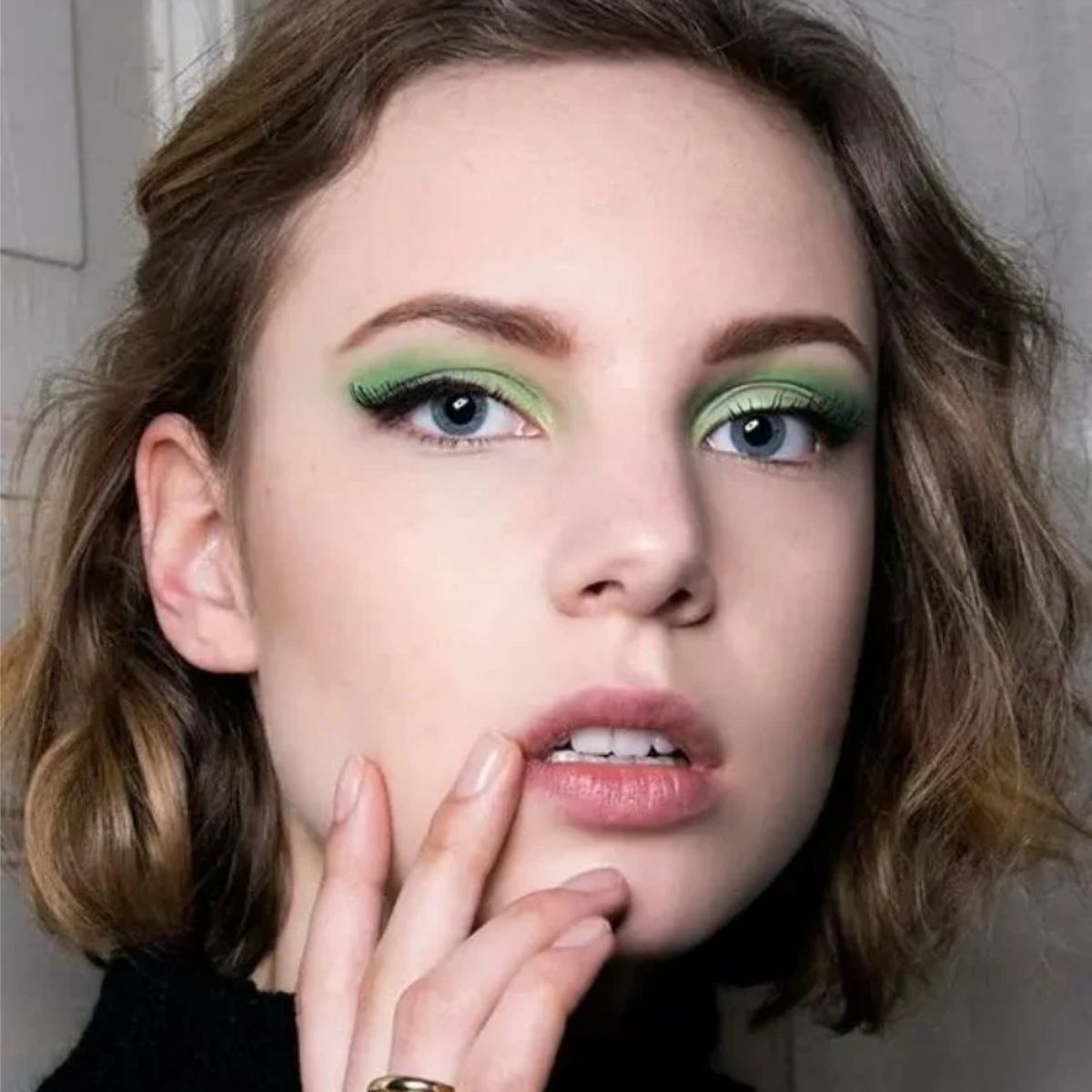 Maquillaje de ojos verde flúor. Maquillaje de ojos verde flúor.