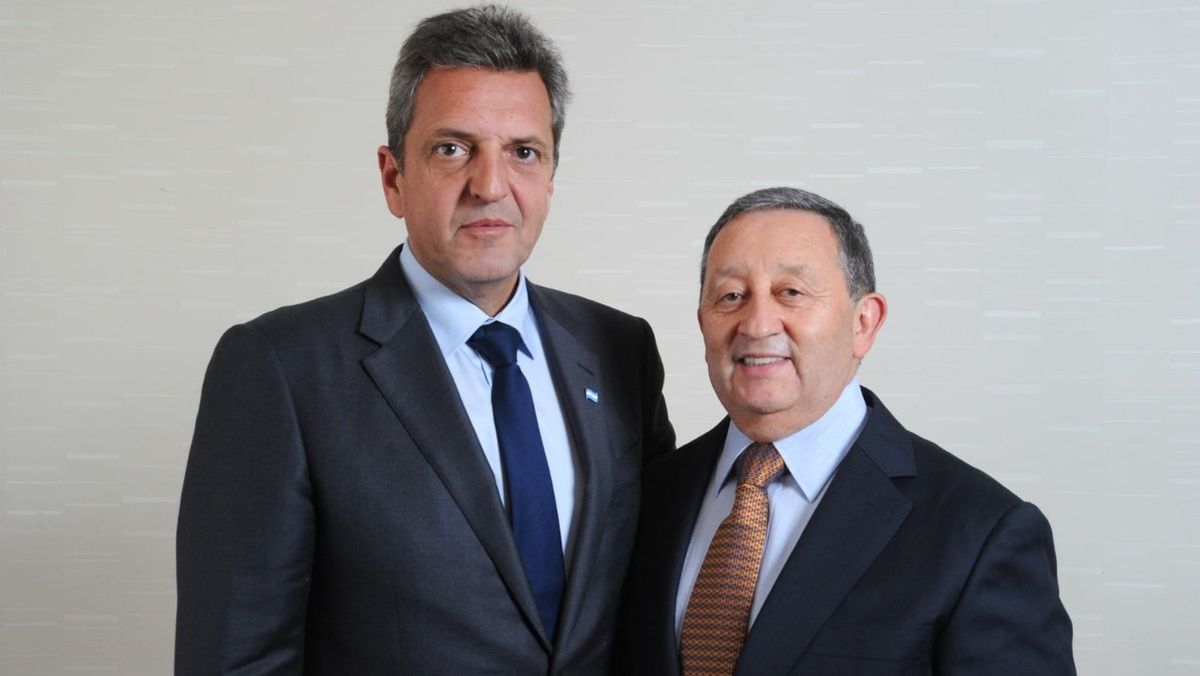 El candidato a presidente de Unión por la Patria, Sergio Massa, junto al intendente electo de Malargüe, Celso Jaque. El candidato a presidente de Unión por la Patria, Sergio Massa, junto al intendente electo de Malargüe, Celso Jaque.