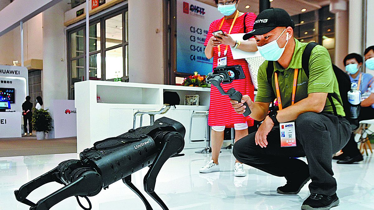 Un perro robot atrae a los visitantes durante una exposición que promueve la cooperación industrial entre los países BRICS en Xiamen
