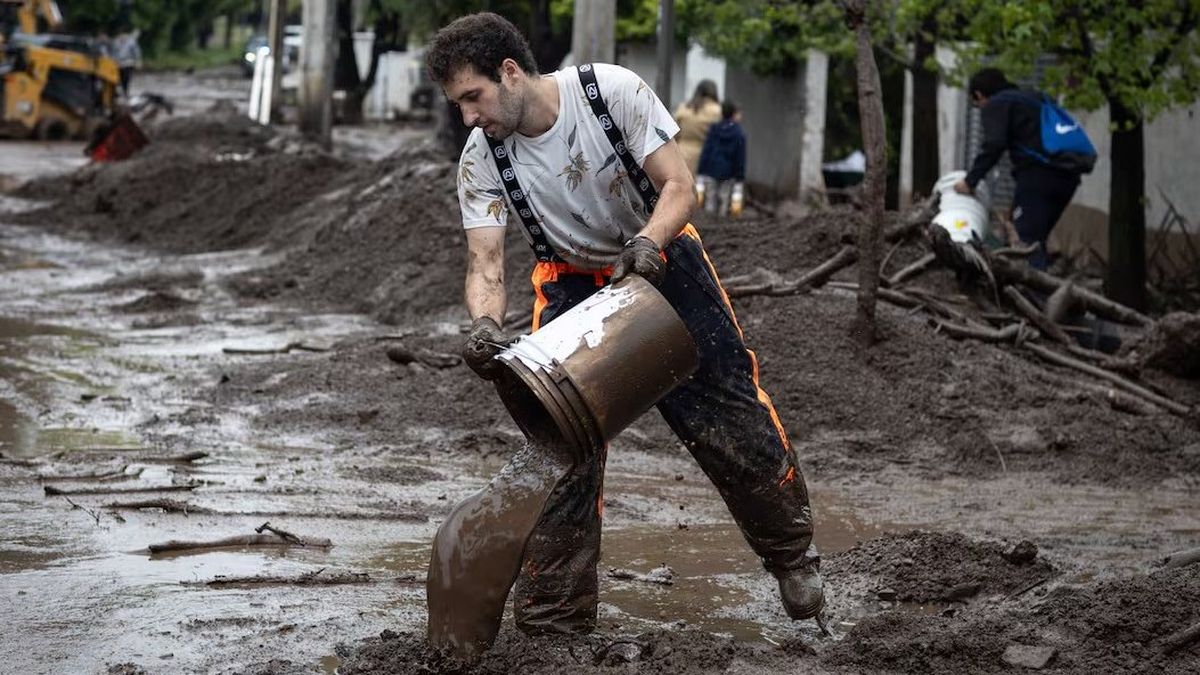 Calles anegadas y ciudadanos tratando de tapar los pozos.