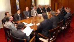 Cornejo y los intendentes acordaron no entorpecer la decisión de la Corte