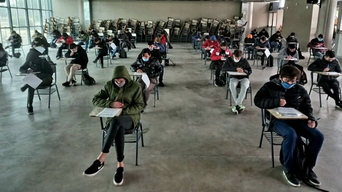 Clases presenciales en la UNCuyo. En la casa de estudios instrumentaron medidas para favorecer el retorno paulatino a la presencialidad. Según la Resolución 1850, se da libertad a los directivos de cada establecimiento, ya sea primario, secundario o universitario, para manejar el porcentaje de alumnos, dependiendo de factores como el de la cantidad de alumnos permitida por metro cúbico.