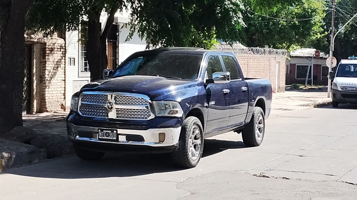 El vehículo del ex policía Luis Alberto Denaro en la puerta de su casa en la Cuarta Sección. El vehículo del ex policía Luis Alberto Denaro en la puerta de su casa en la Cuarta Sección.