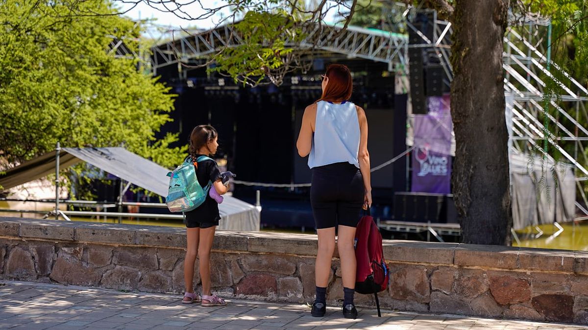 Con el escenario sobre las aguas del lago habrá más lugar para el público que asista a los festivales en el Parque General San Martín. Con el escenario sobre las aguas del lago habrá más lugar para el público que asista a los festivales en el Parque General San Martín.