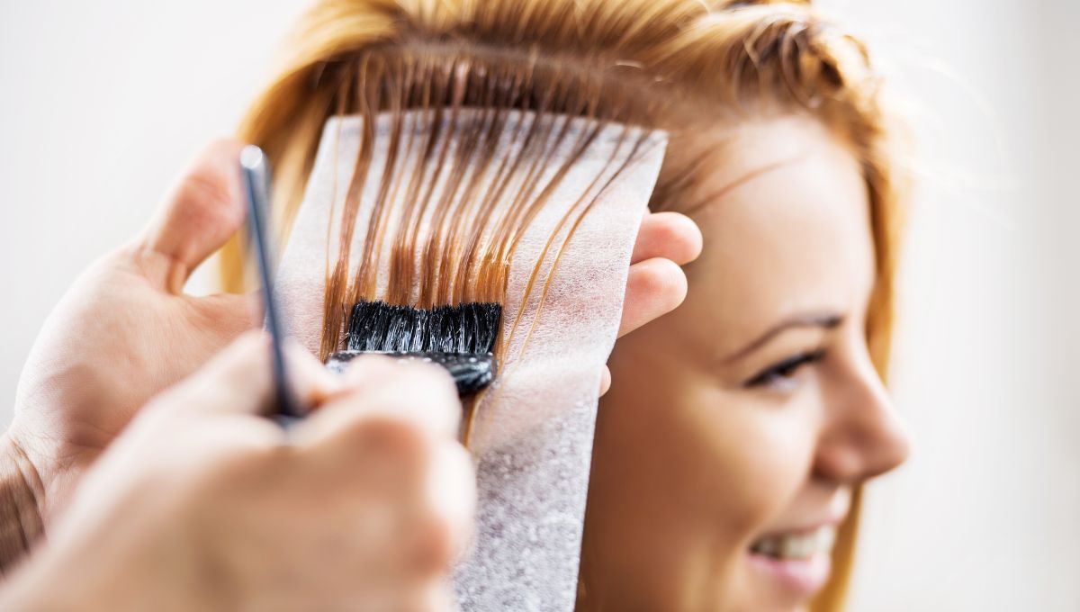 Recurre a mechas o tratamientos de brillo para iluminar tu pelo. Recurre a mechas o tratamientos de brillo para iluminar tu pelo. 