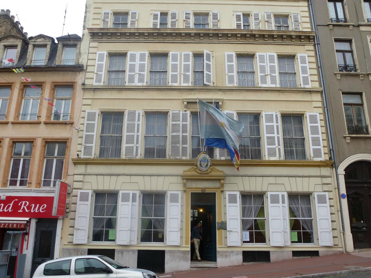 Fachada del edificio donde vivió José de San Martín en Francia, que pudo comprar durante sus últimos años y que desde 1926 es la sede de la embajada argentina en ese país Fachada del edificio donde vivió José de San Martín en Francia, que pudo comprar durante sus últimos años y que desde 1926 es la sede de la embajada argentina en ese país