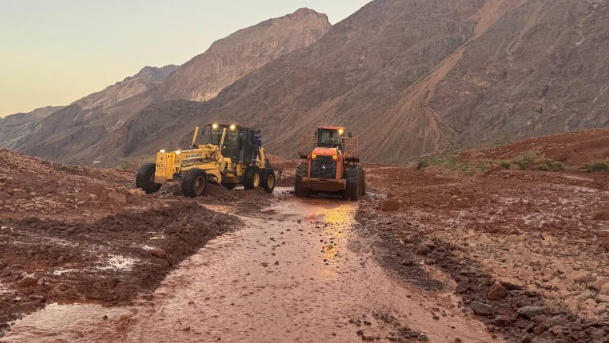 Las máquinas de Vialidad Nacional trabajan en la Ruta 7 para despejar el camino tras los aludes del domingo.