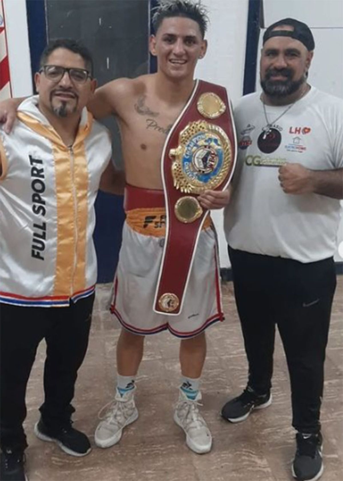 Joel Mafauad está junto a Pablo Chacón y Armando Andrada.