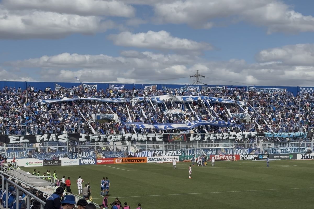 Los hinchas de Godoy Cruz colgaron una bandera dedicada a Independiente Rivadavia.