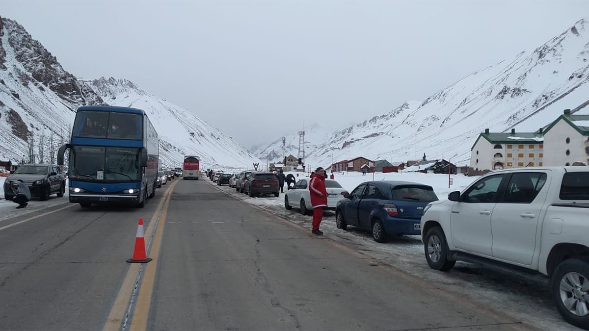 Vehículos particulares y colectivos con turistas se estacionaron a la vera del camino para poder disfrutar de la nieve. En este caso, en Penitentes.