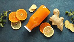 Cómo hacer shots de jengibre y cúrcuma para mejorar la digestión y aumentar la energía