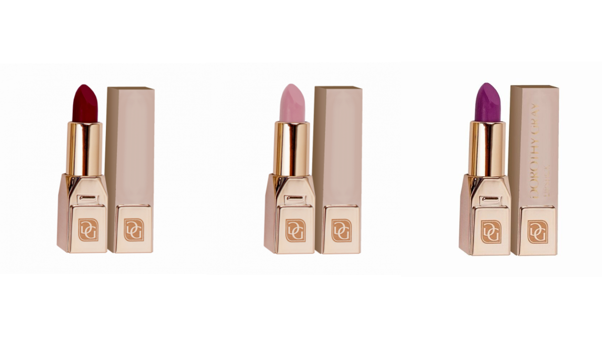 Los labiales rojo, rosa pálido y ciruela tienen pigmentos azules que harán ver tus dientes más blancos. Los labiales rojo, rosa pálido y ciruela tienen pigmentos azules que harán ver tus dientes más blancos.