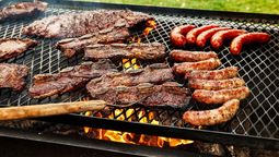 Raro. Un amigo lo invitó a comer un asado de fin de año pero se llevó una sorpresa. Raro. Un amigo lo invitó a comer un asado de fin de año pero se llevó una sorpresa.