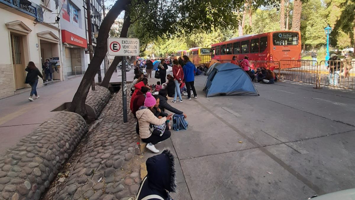 El acampe frente a la Legislatura comenzó a las 10 del miércoles y se mantendrá hasta el viernes.