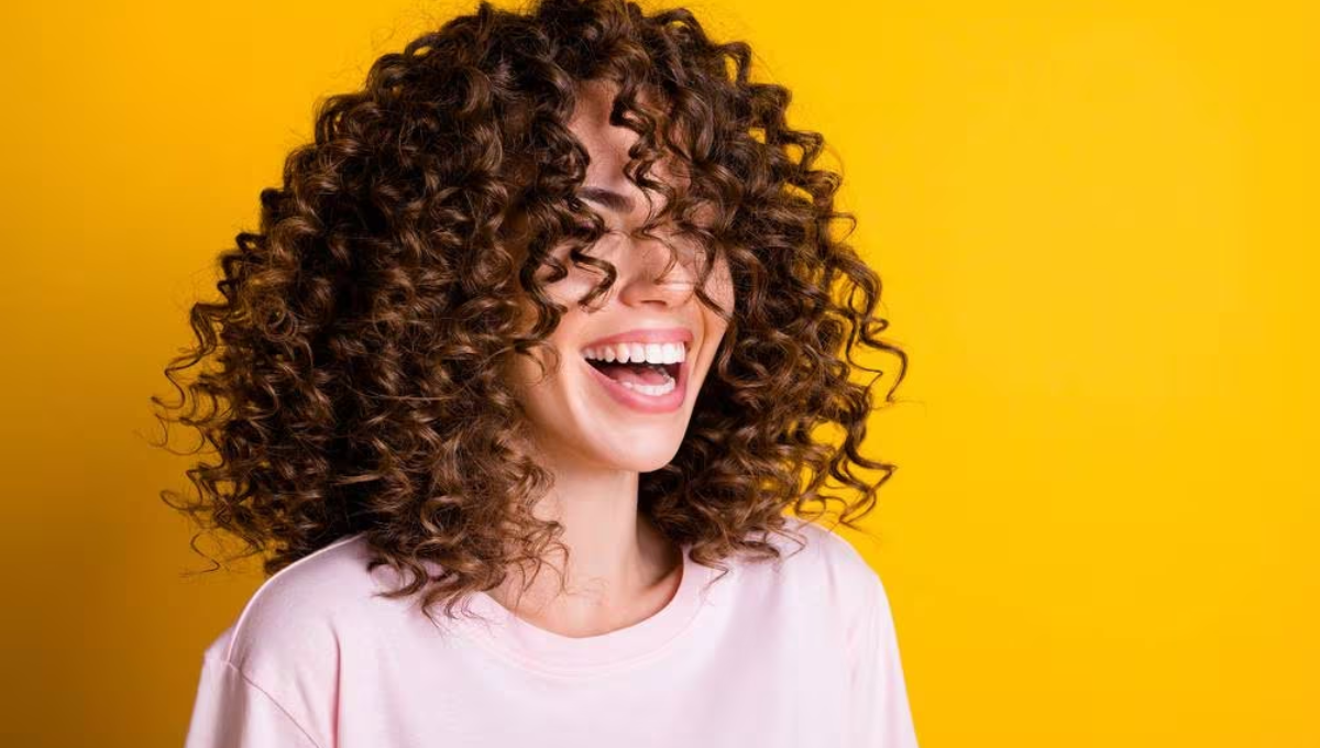 Toma nota de como lograr los rizos más definidos con estos trucos