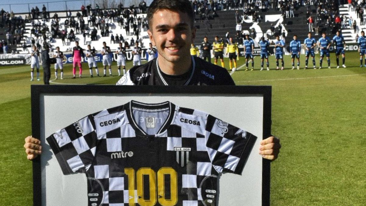 Nicolás Romano fue reconocido por sus cien partidos con la camiseta blanquinegra.Foto: Gentileza Prensa Gimnasia y Esgrima.