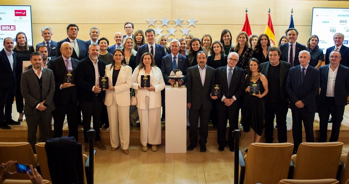María Sance (al centro) y Alejandro Vigil (a la derecha) junto a los premiados de la noche. María Sance (al centro) y Alejandro Vigil (a la derecha) junto a los premiados de la noche. 