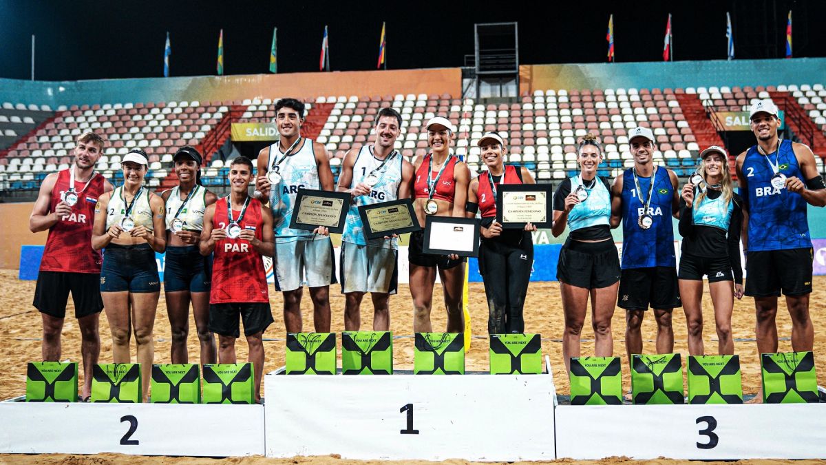 En lo más alto del podio: La dupla mendocina Amieva-Bueno y las paraguayas Michelle- Corrales ganadores en Asunción del Paraguay. En lo más alto del podio: La dupla mendocina Amieva-Bueno y las paraguayas Michelle- Corrales ganadores en Asunción del Paraguay.