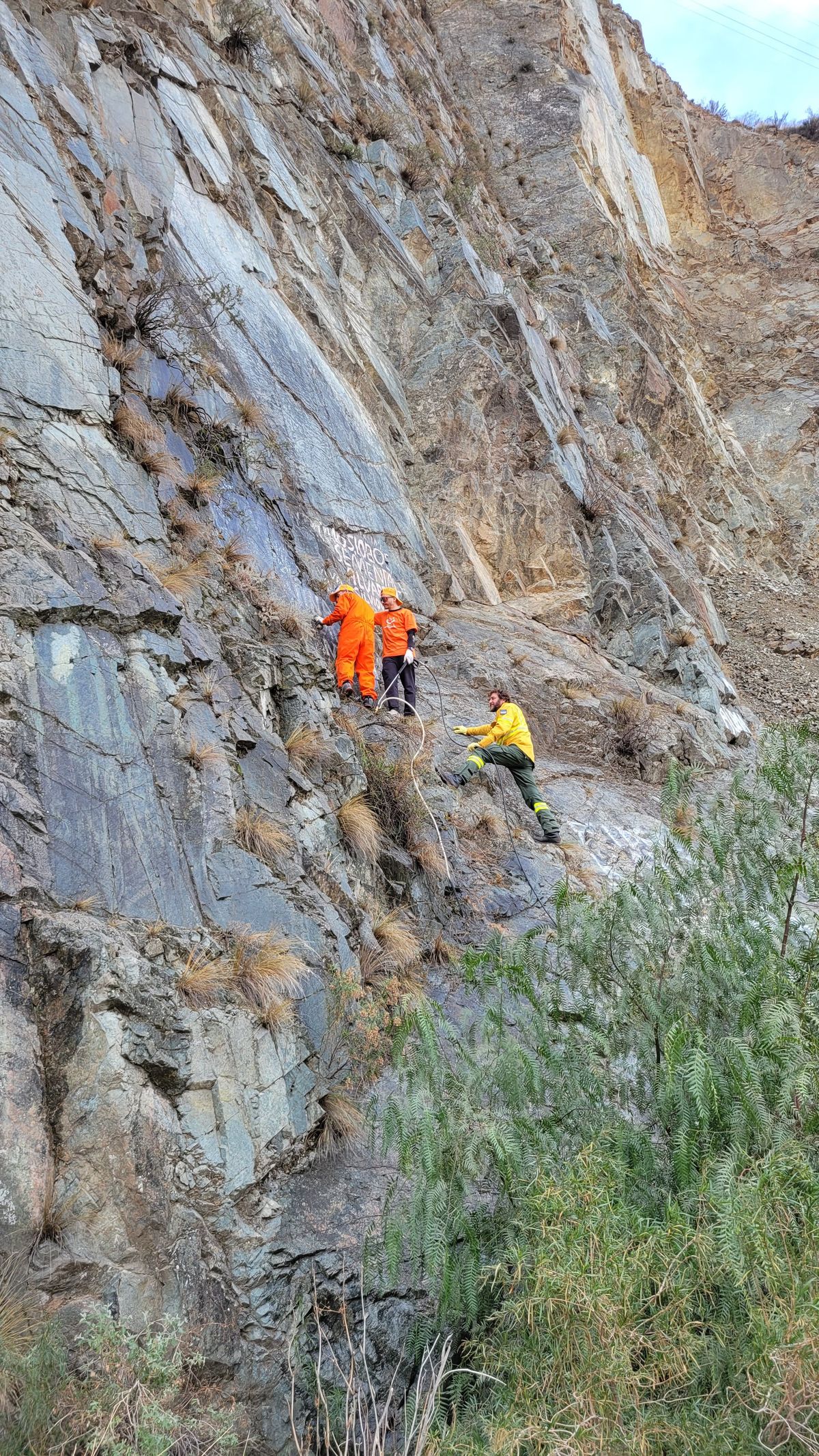 Algunas despintadas las realizan en las alturas. Algunas despintadas las realizan en las alturas.