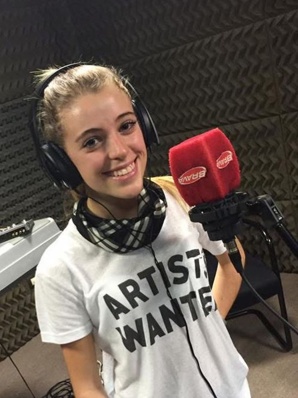 A los 15 años, Clari ganó un concurso de la Brava y desde entonces no se despegó más de la radio que la vio crecer. A los 15 años, Clari ganó un concurso de la Brava y desde entonces no se despegó más de la radio que la vio crecer.