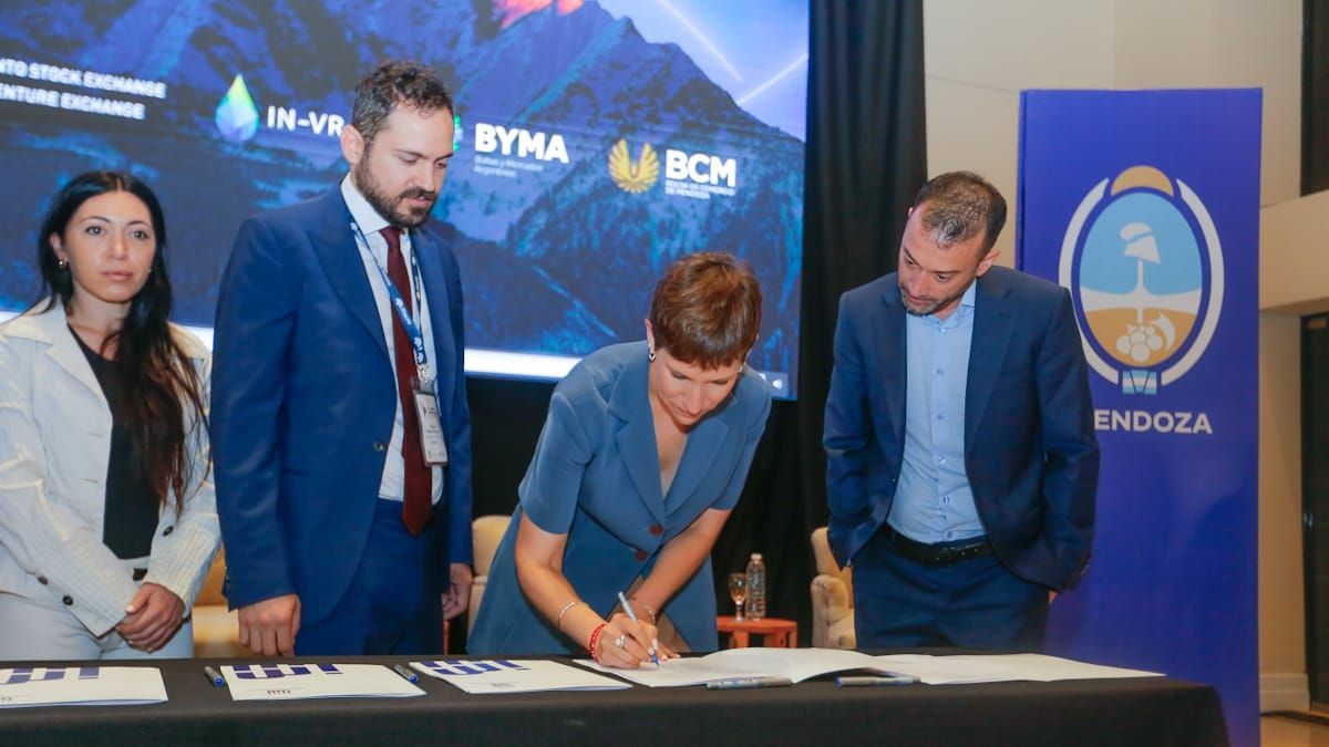 Jimena Latorre firmó el convenio para convertir a Mendoza en un puente para la conexión entre proyectos mineros y energéticos de la región andina e inversores globales. Jimena Latorre firmó el convenio para convertir a Mendoza en un puente para la conexión entre proyectos mineros y energéticos de la región andina e inversores globales.