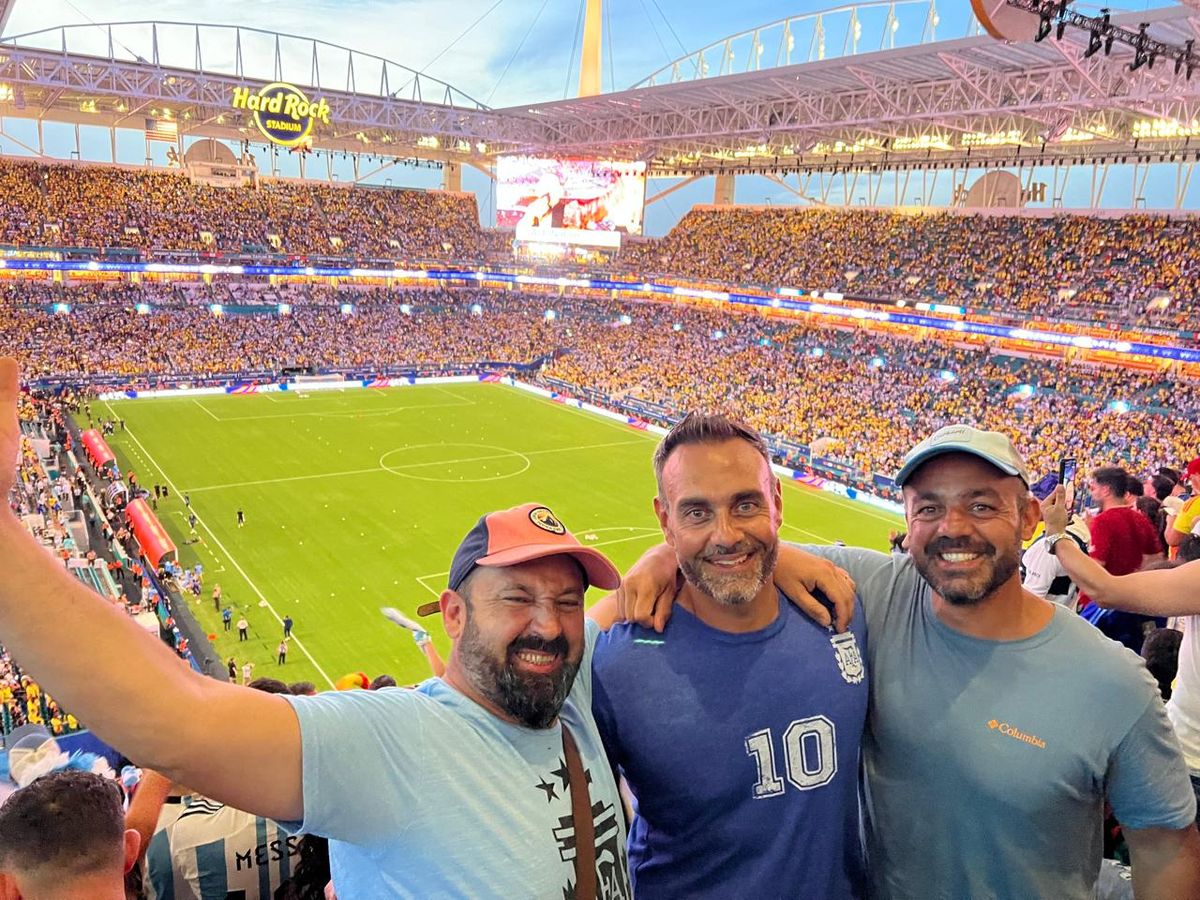 Una vez adentro fue todo felicidad para Lucas Giménez, su hermano Matías y Federico Pelegrina, tres mendocinos en la final de la Copa América. Una vez adentro fue todo felicidad para Lucas Giménez, su hermano Matías y Federico Pelegrina, tres mendocinos en la final de la Copa América.
