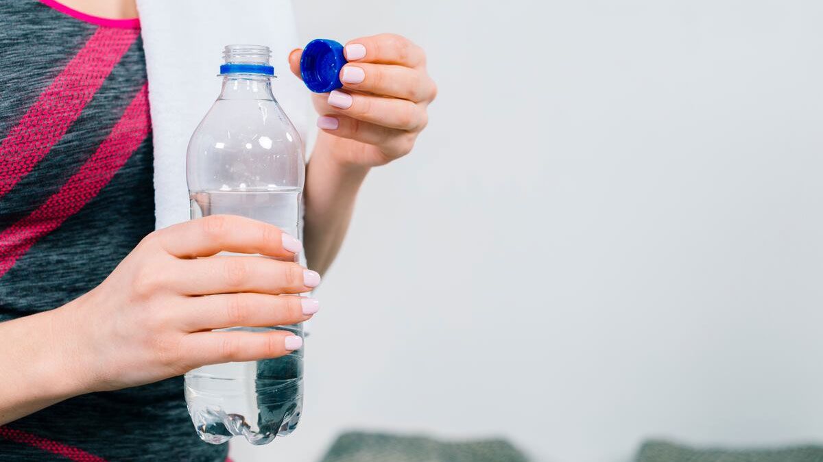 Los expertos en salud aconsejan que las botellas de plásticos se usen solo una vez como máximo, luego de que fueron abiertas.
