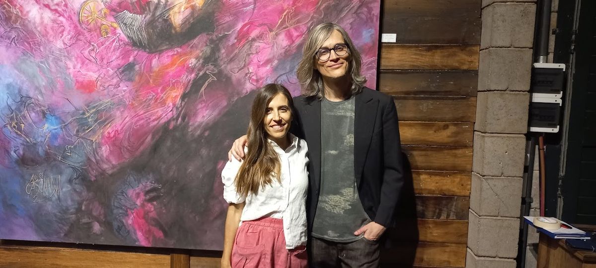 Julia Zuccardi junto al artista visual e ilustrador mendocino Andrés Casciani, en la muestra que realizó a fines del año pasado. Julia Zuccardi junto al artista visual e ilustrador mendocino Andrés Casciani, en la muestra que realizó a fines del año pasado.