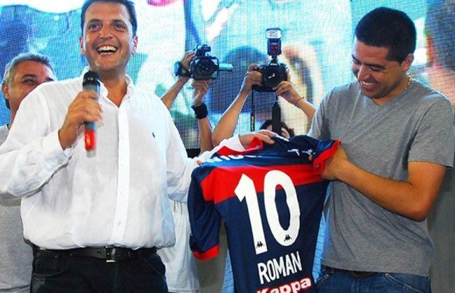 Sergio Massa, cuando era intendente de Tigre, junto a Juan Román Riquelme.