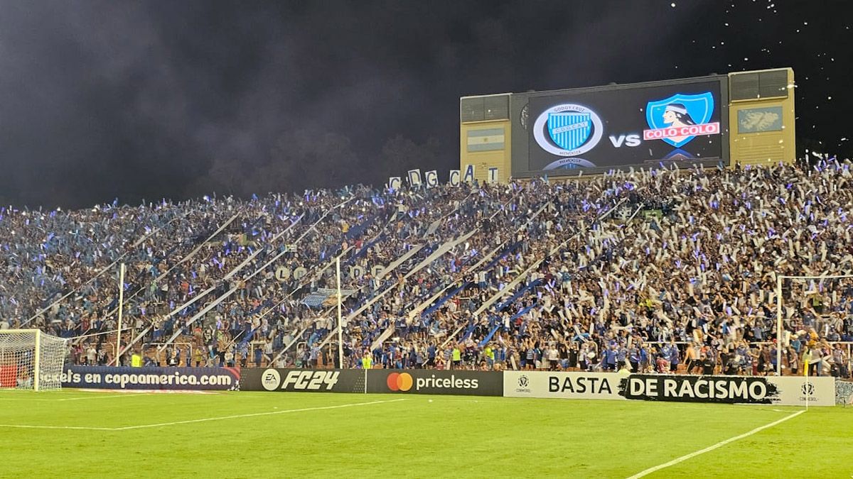 Los hinchas del Tomba fueron a apoyar a su equipo al Malvinas. Los hinchas del Tomba fueron a apoyar a su equipo al Malvinas.