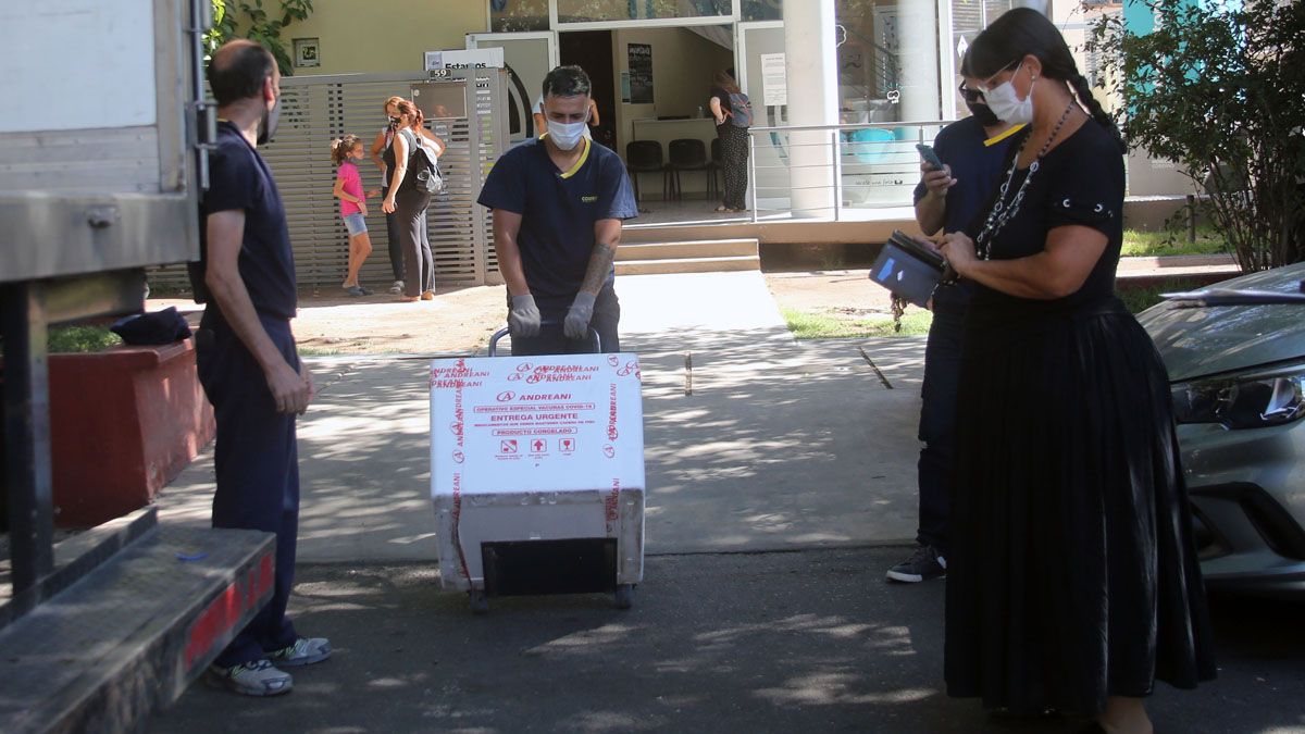La segunda partida de las dosis de Sputnik V que arribaron este viernes a Mendoza se destinarán exclusivamente para el personal de Salud.
